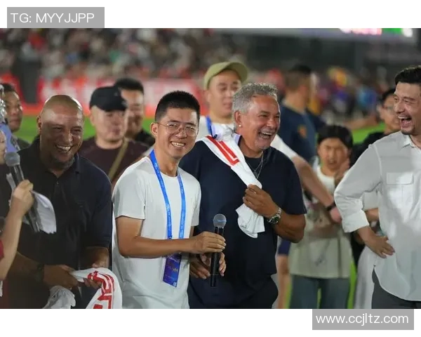 打边后卫的足球明星们如何在比赛中展现个人魅力与团队合作精神